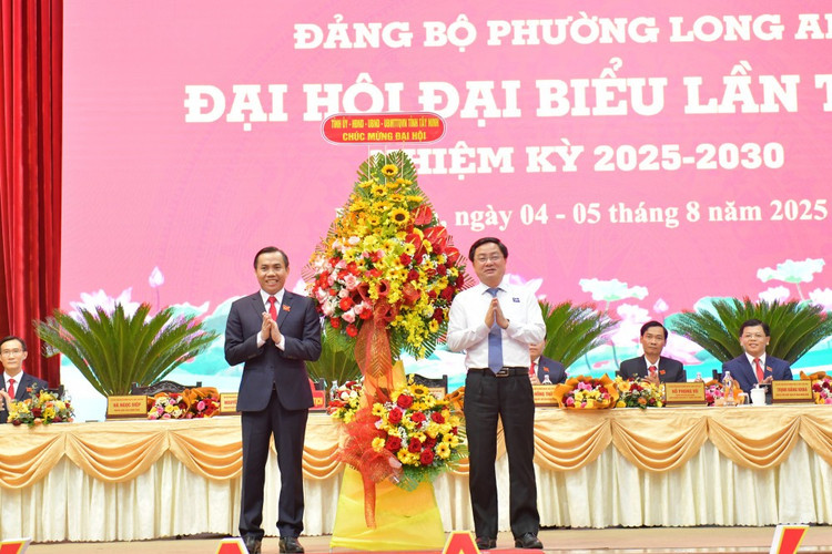 Bí thư Tỉnh ủy Nguyễn Văn Quyết tặng hoa chúc mừng đại hội 1a.jpg
