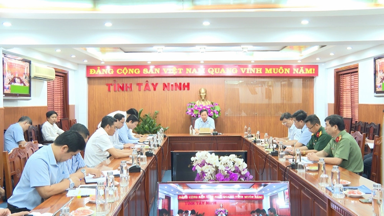 Phó Bí thư Tỉnh ủy, Chủ tịch UBND tỉnh Nguyễn Văn Út chủ trì cuộc họp. Ảnh Quỳnh Như - Tuấn Hưng 01-1-3340.png