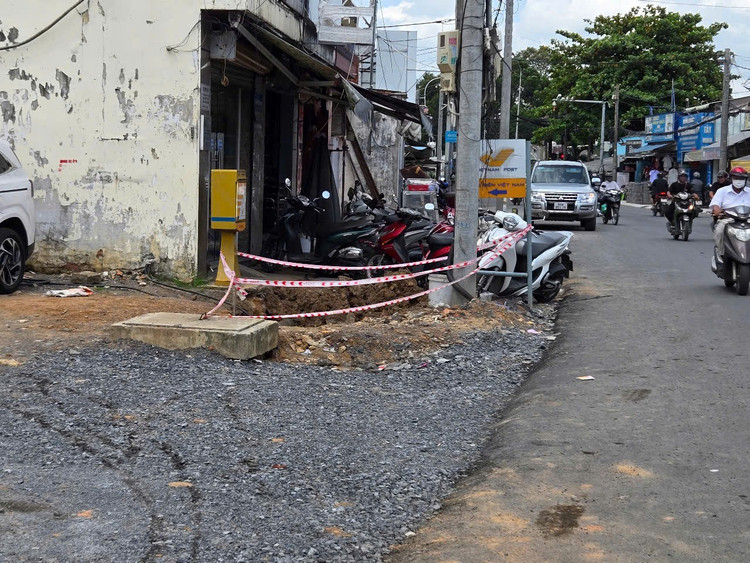 Hố ga chăng dây sơ sài. Ảnh HĐ z6733758626285-957d8fc0dfc2ae65db393d11d1546be0.jpg