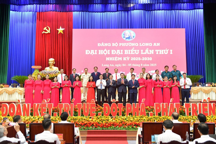Bí thư Tỉnh ủy Nguyễn Văn Quyết chúc mừng Ban Chấp hành Đảng bộ phường Long An 1c.jpg