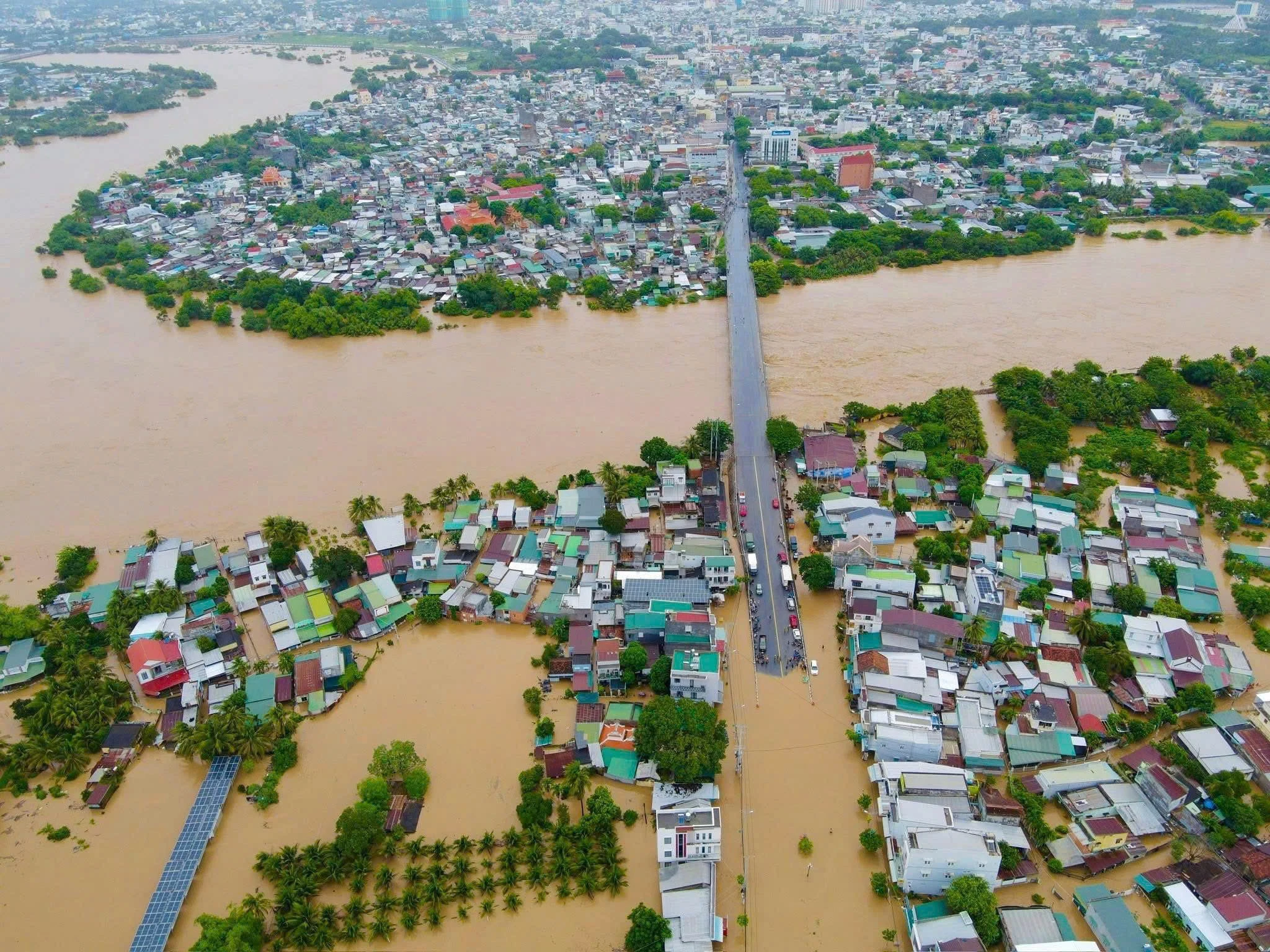 Lũ vượt mức lịch sử, nhiều nơi ở Khánh Hòa chìm trong biển nước