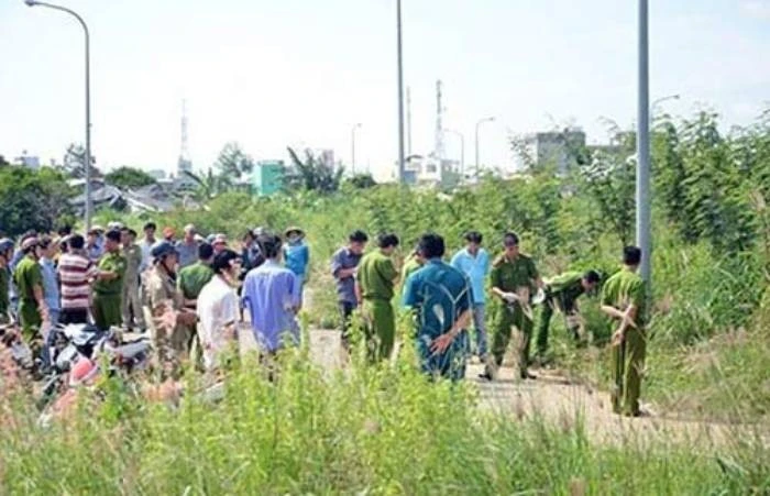 Bất cẩn khi chở gã nghiện, người lái xe ôm chết thảm dưới bụi cỏ voi