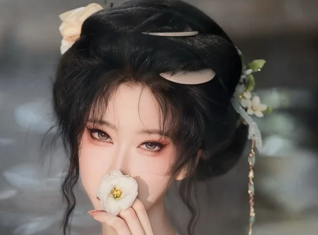 Mỹ nhân cosplay nuôi rắn làm thú cưng gây sốt Douyin