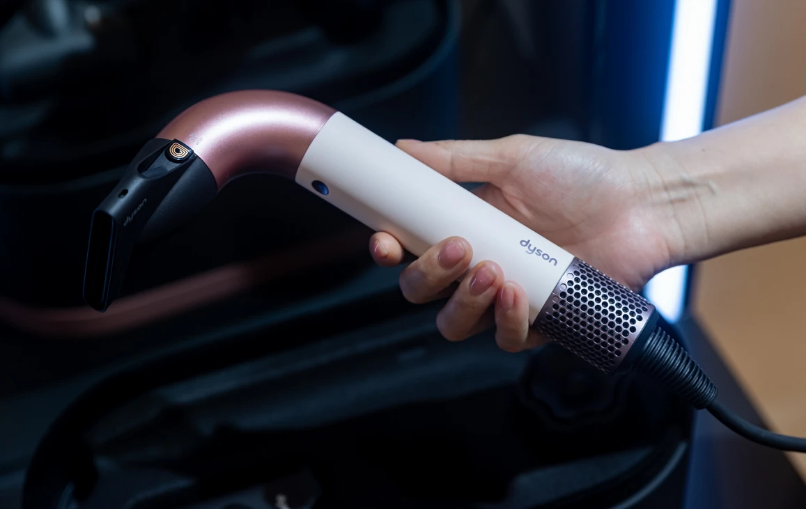 Máy sấy tóc Dyson 15 triệu gây sốt với thiết kế “ống nước”