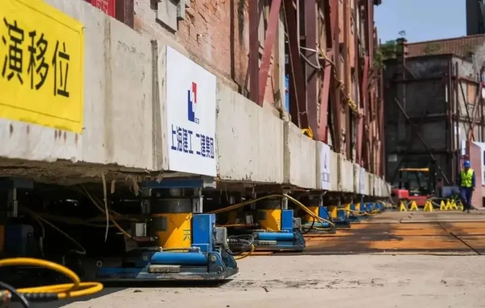 Trung Quốc dùng 432 robot nâng cả khu nhà cổ 7.500 tấn 