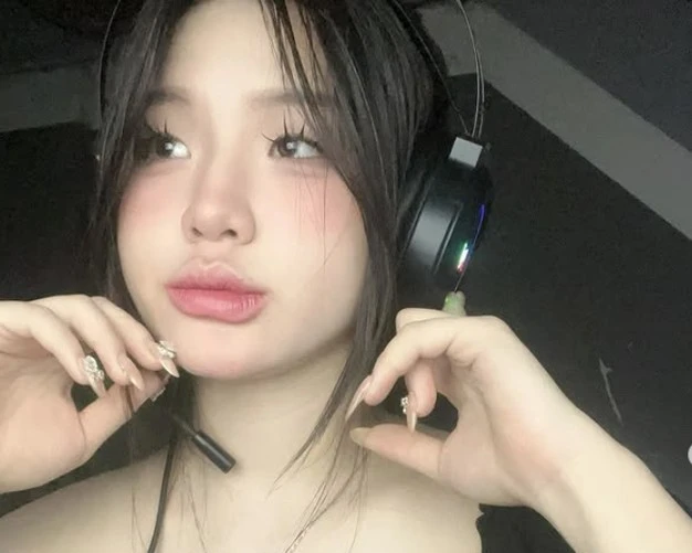 Nữ game thủ Việt gây sốt với phong cách táo bạo khó rời mắt