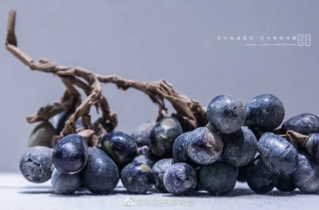 Kinh ngạc chùm nho lưu ly 1.000 tuổi vẹn nguyên dưới địa cung chùa 