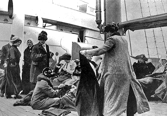 Sau khoảng 3,5 tiếng, tàu Carpathia đã tới vị trí tài Titanic gặp nạn và giải cứu các hành khách và thủy thủ đoàn gặp nạn. Các thủy thủ trên tàu Carpathia đưa những người may mắn sống sót lên tàu.