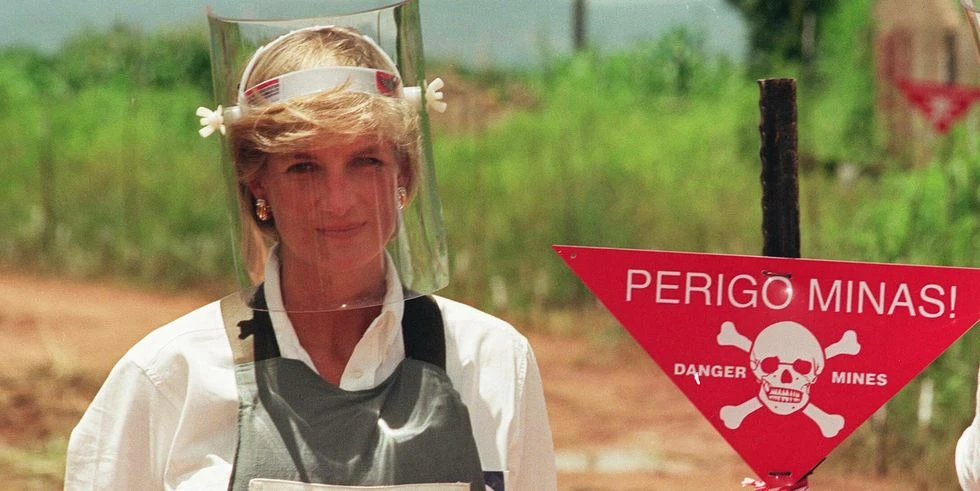 Cực khó tin: Công nương Diana từng đi một mình qua bãi mìn