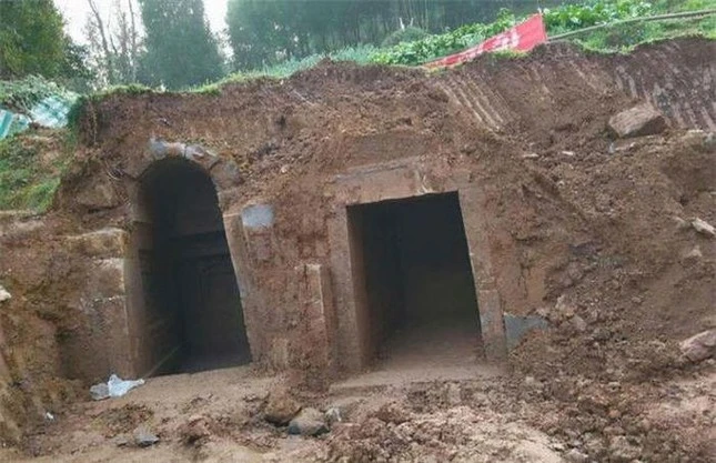 Mở mộ cổ, hết hồn 2 hài cốt nữ không 'mảnh vải che thân'