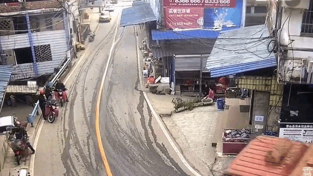 Video: Lat nghieng khi vao cua, xe cho gach de tu vong 2 nguoi