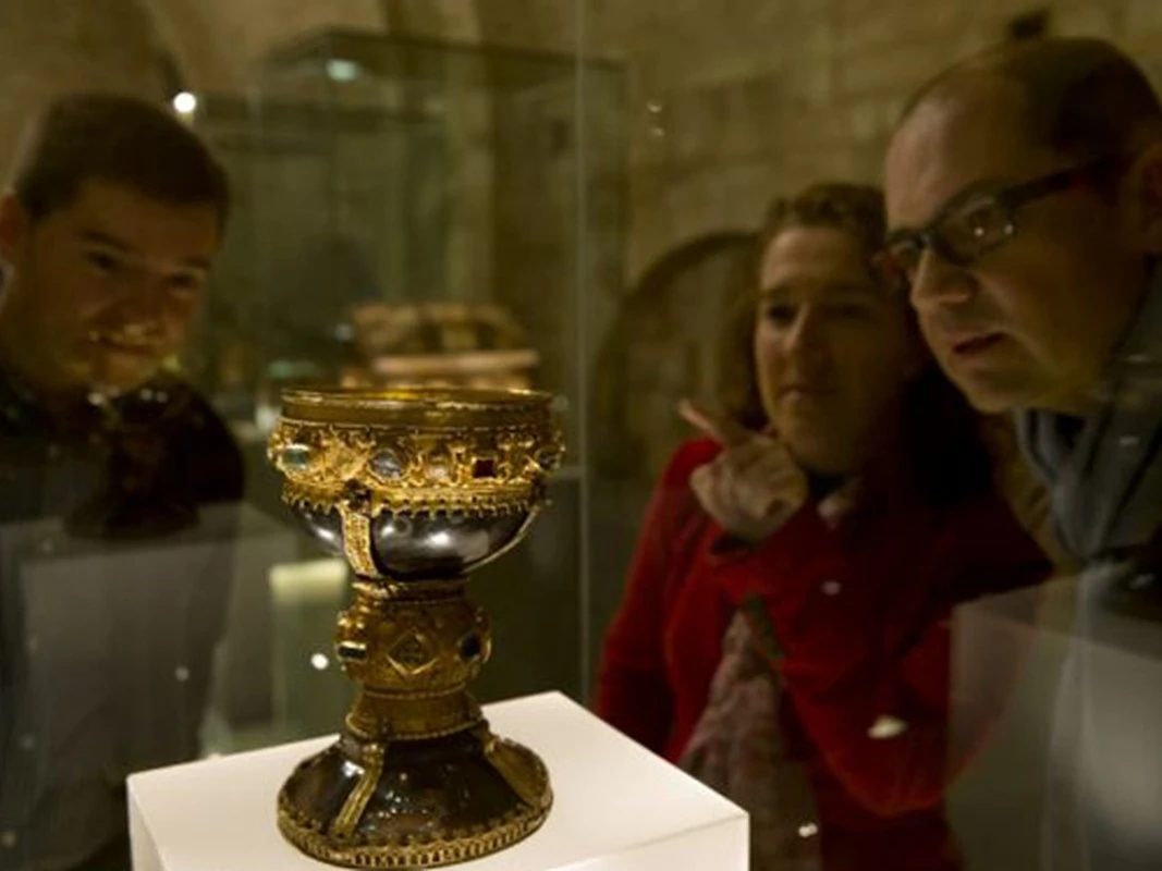 Huyền bí Chén Thánh được đồn mang sức mạnh cho người sở hữu