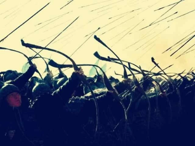 Vì sao cung thủ thời phong kiến thường bắn mũi tên lên trời?