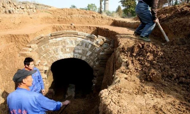 Mở lăng mộ, giật mình thấy quan tài lơ lửng trên không