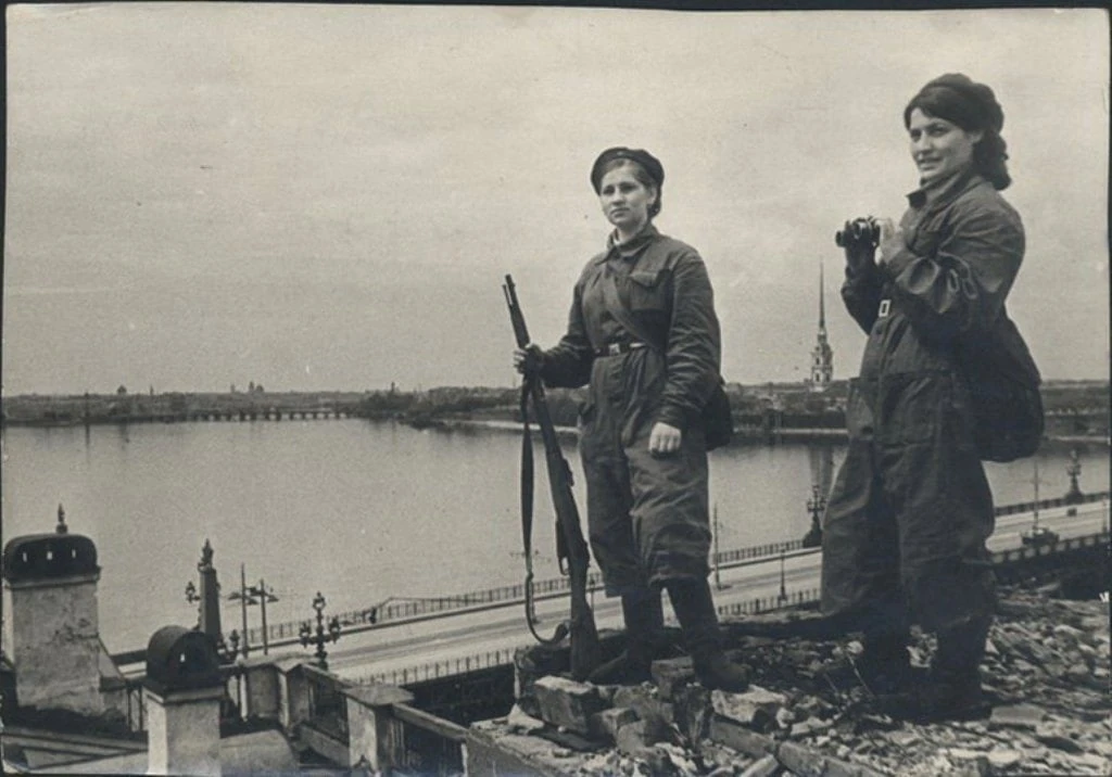 Ảnh: Những bóng hồng Liên Xô bảo vệ Leningrad trước quân phát xít Đức