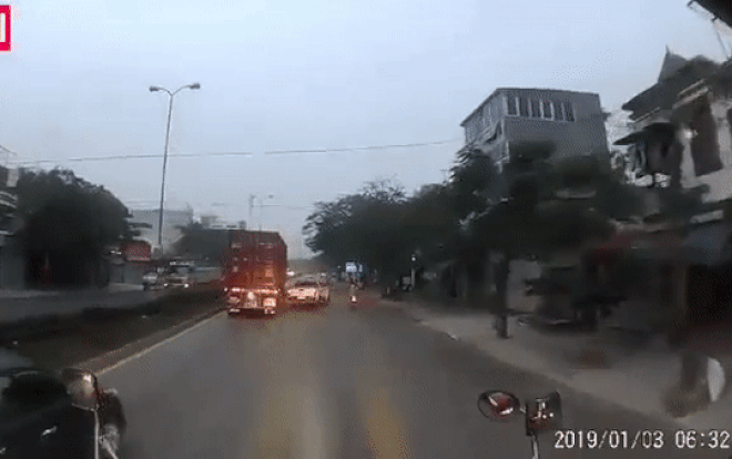 Xe ban tai vuot au bat ngo mat lai dam sam vao goc cay ven duong