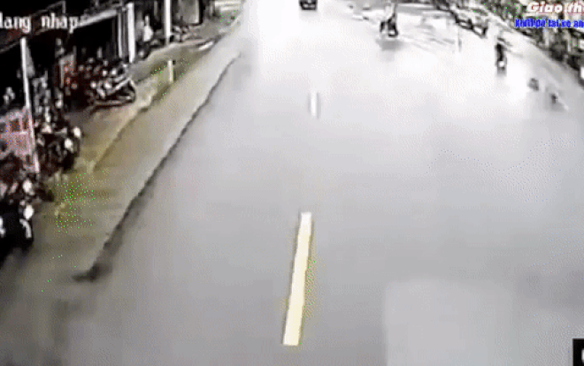 2 nu sinh sang duong au khien xe tai suyt phai va