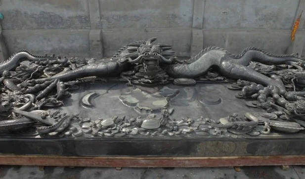 Lão nông ngồi trên tảng đá, “toát mồ hôi” khi biết bảo vật long tộc 