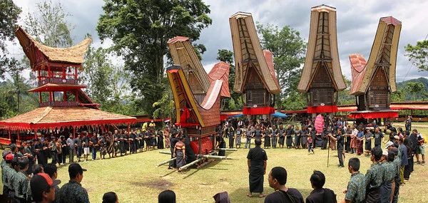 Rợn người tập tục “sống” cùng người chết của bộ tộc ở Malaysia