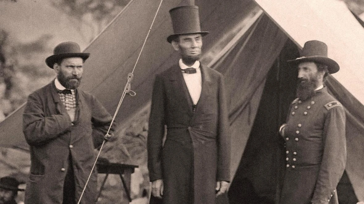 Tổng thống Mỹ Abraham Lincoln đội mũ chóp siêu cao, lý do thật bất ngờ