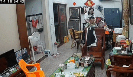 Bat ngo bi con gai quang thu nay vao co, ong bo chi biet cuoi tru