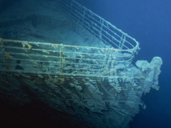Ngắm xác tàu Titanic huyền thoại trước khi biến mất hoàn toàn