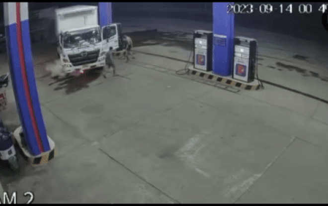 Xe tai boc chay giua tram xang, nhan vien co man xu ly tai tinh