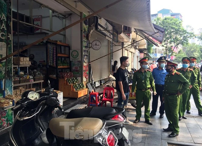 Theo chân cảnh sát đi tuần, phạt người không đeo khẩu trang nơi công cộng