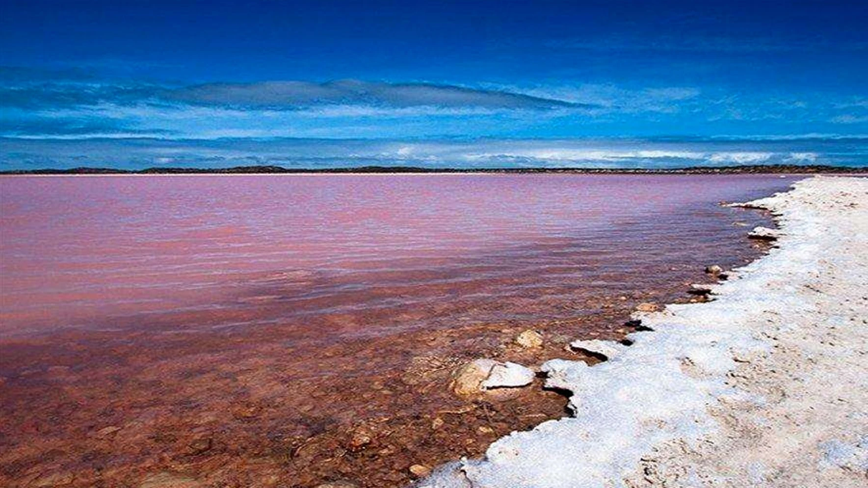 Sự thật bất ngờ về hồ nước có màu lạ giống vết máu loang