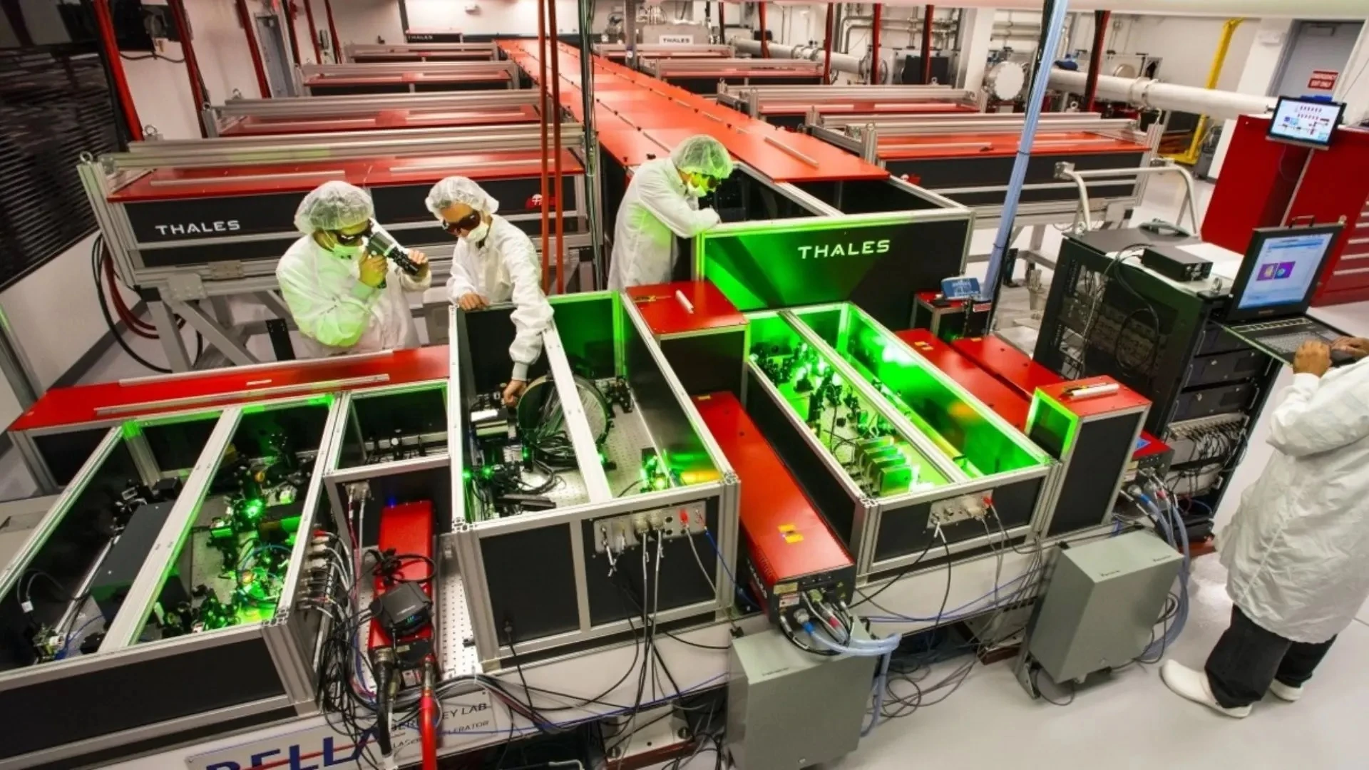 Kích hoạt chùm laser mạnh nhất thế giới tạo ra đột phá mới