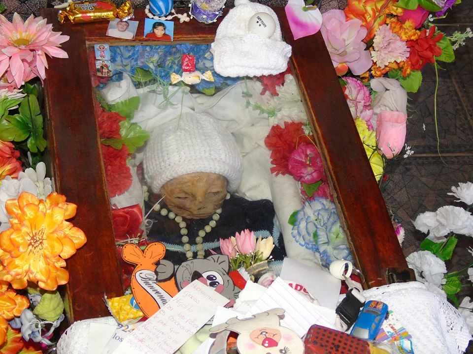 Rùng mình quan tài bé trai 1 tuổi bật nắp liên hồi