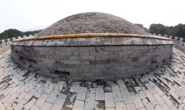 Vì sao lăng mộ Từ Hy Thái hậu trăm năm không mọc cỏ?