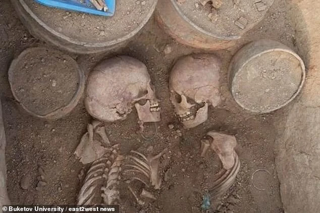 Kinh ngạc "hài cốt tình nhân" e ấp trong cổ mộ 4.000 tuổi