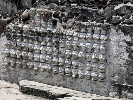 Khai quật ngôi đền cổ, chuyên gia “sợ hết hồn” thấy tháp sọ người