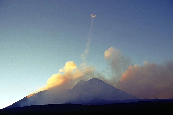 Vì sao trên miệng núi lửa xuất hiện vòng khói tròn huyền ảo?