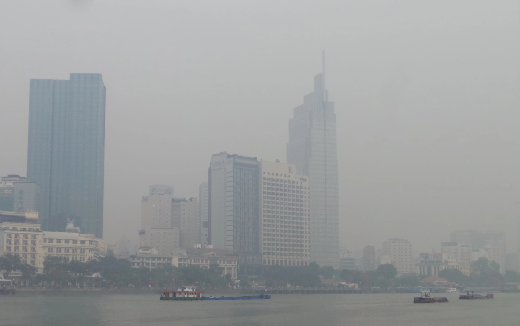 Sài Gòn mù sương suốt ngày, chỉ số ô nhiễm không khí đang ở mức xấu