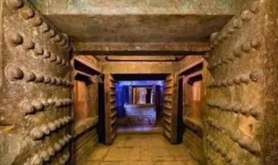 Chôn cất xong hoàng đế, người thợ cuối cùng thoát khỏi lăng thế nào?