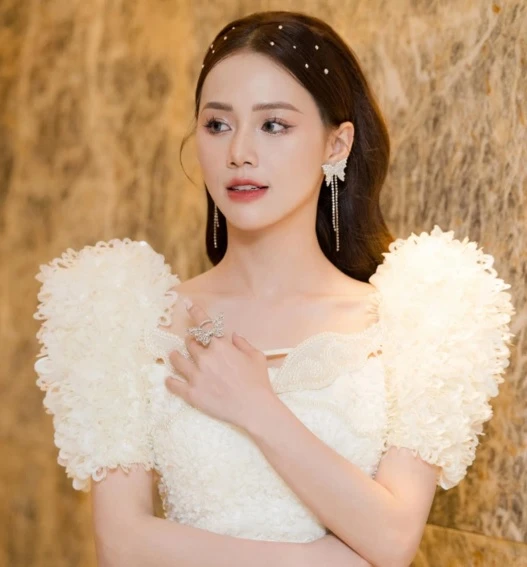 Đời thường trẻ trung, gợi cảm của Minh Thu “Nơi giấc mơ tìm về"