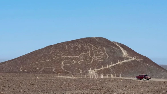 Bí ẩn hình mèo khổng lồ 2.000 tuổi mới phát hiện ở Peru