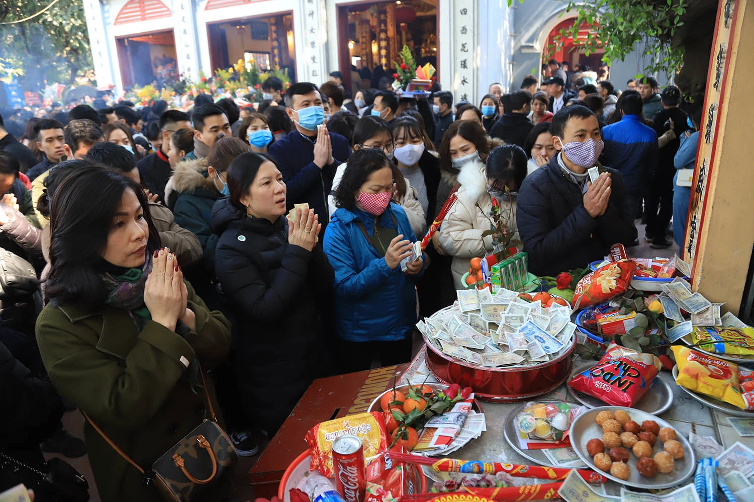 Vàng mã nghi ngút, nghìn người chen nhau vái lạy tại phủ Tây Hồ