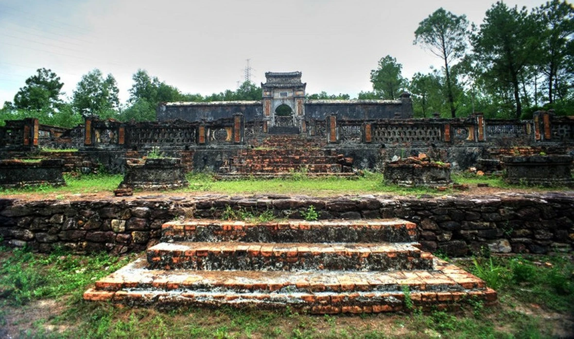 Khám phá lăng mộ bề thế của bà hoàng Từ Dụ trước khi tôn tạo 