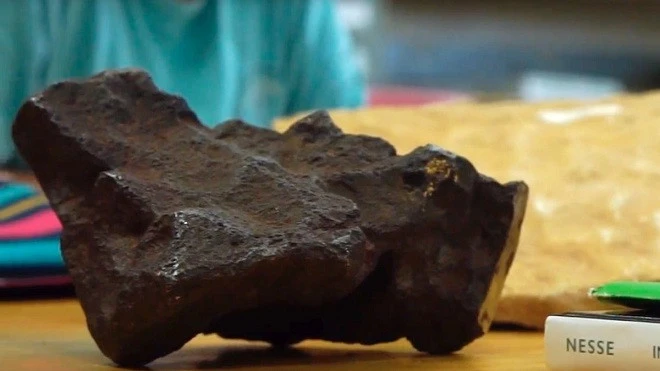 Tưởng cục đá vứt lăn lóc, ai ngờ là báu vật 2 tỷ đồng