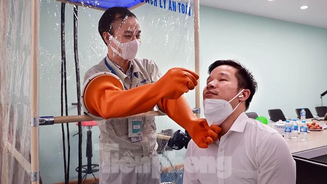 Lắp ráp siêu nhanh, buồng lấy mẫu cách ly an toàn sẵn sàng xét nghiệm