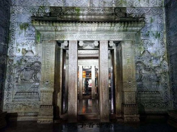 Đột nhập lăng mộ Càn Long, tái mặt thấy quan tài liên tục "nhúc nhích" 