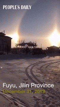 Khi ấy, người dân nhìn thấy 3 Mặt trời đồng loạt tỏa sáng rực rỡ trên nền trời. Hiện tượng tự nhiên kỳ thú này xảy ra do khúc xạ và tán xạ ánh sáng mặt trời, gây nên bởi các tinh thể băng trong khí quyển, tạo ra hai đốm sáng lớn, nằm đối xứng hai bên của “Mặt trời thật”.