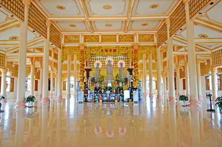 Bước vào chánh điện bạn sẽ cảm nhận được sự thanh tịnh ,trang nghiêm từ không gian trang trí với tiếng chuông chùa vang vọng. Từ bốn phía của chánh điện, bạn có thể nhìn ra cảnh vật bên ngoài.