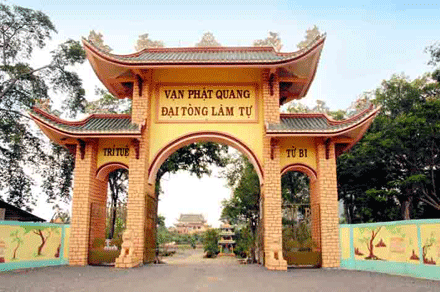Chùa còn có tên gọi khác là Vạn Phật Quang vì nơi này có 10.000 tượng Phật ốp trên các vách điện lưu danh khách thập phương quyên góp xây dựng chùa. Chùa Đại Tòng Lâm có quần thể kiến trúc bao gồm chùa chiền, thiền viện, tịnh thất và trường cao đẳng Phật học, nơi đào đào và tu học của tăng ni mọi miền.