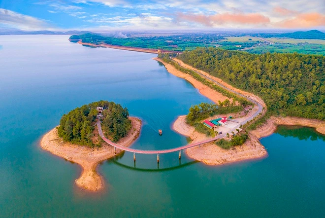 Hồ Kẻ Gỗ là khu du lịch nổi tiếng của tỉnh nào?