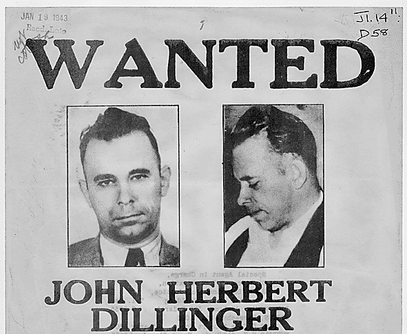 Vào ngày 3/3/1934, Dillinger vượt ngục khỏi nhà tù quận Crown Point bằng cách sử dụng súng giả. Hắn tạo ra vũ khí giả nhờ dùng lưỡi dao cạo chạm khắc một tấm ván tạo nên rồi dùng nó để đe dọa các lính canh.