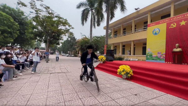 Dien tap cap cuu benh nhan, nhom nam sinh khien dan mang cuoi ngat